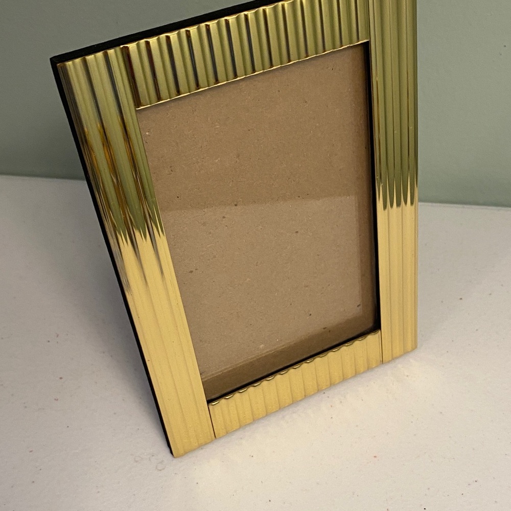Elegant Gold Tone Ribbed Texture Picture Frame - Picture 8 of 11